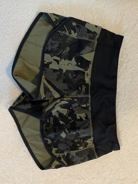 Lululemon Speed Short *4-way Stretch 2.5" Pop Cut Fatigue Green Black / Black